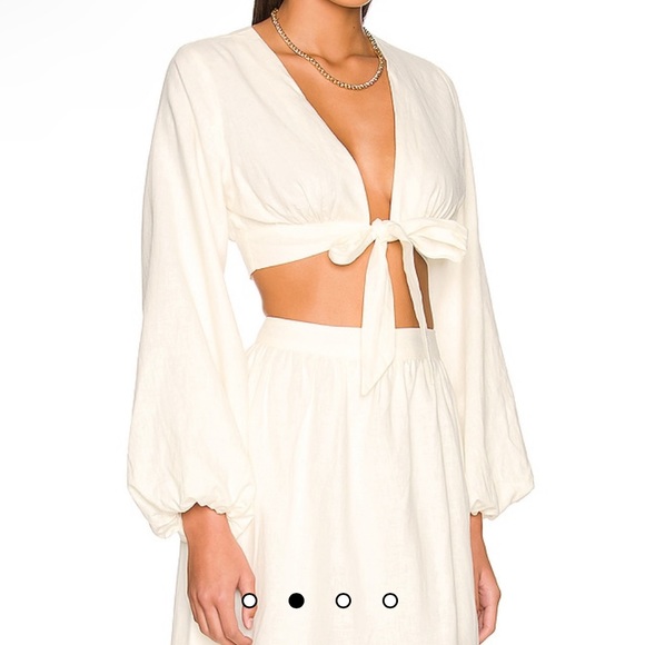 Beautiful revolve top - Picture 2 of 6